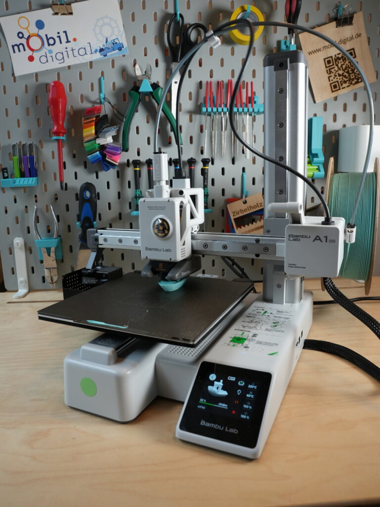 Foto eines BambuLab A1 mini 3D-Druckers