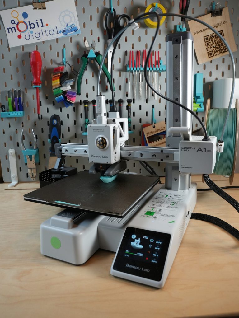 Foto eines BambuLab A1 mini 3D-Druckers