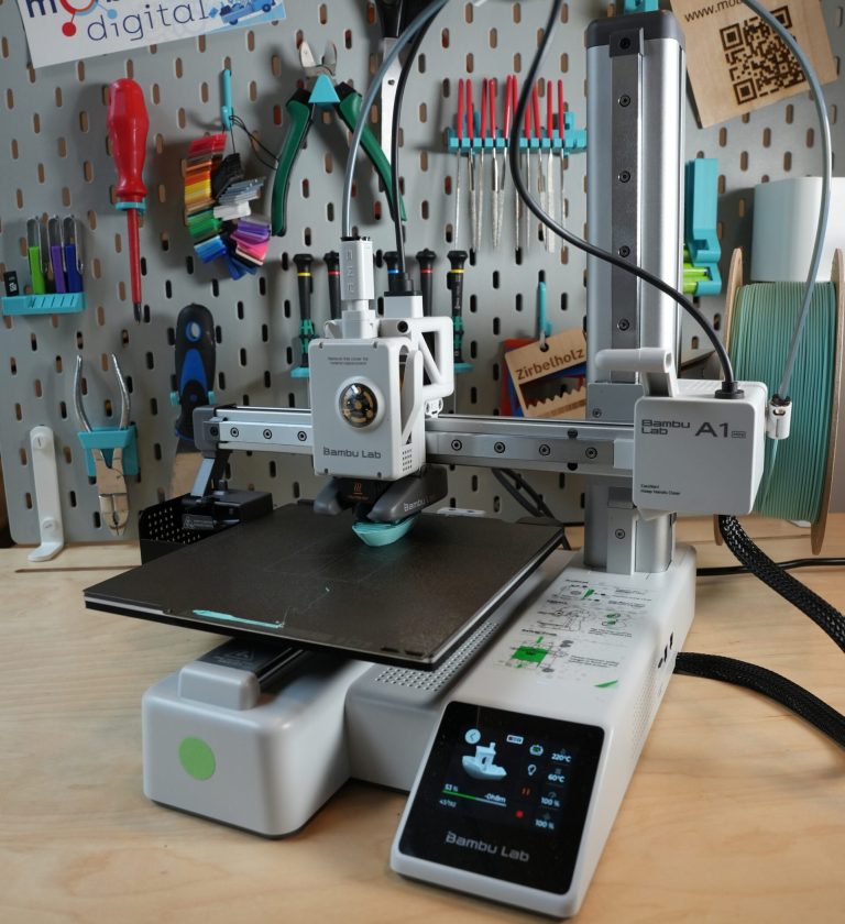 Foto eines BambuLab A1 mini 3D-Druckers